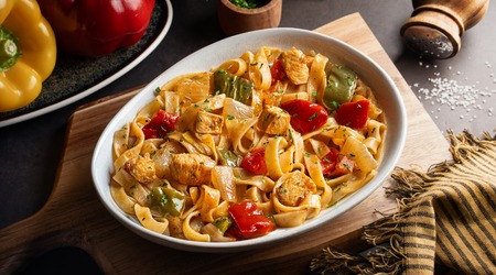 Tagliatelle con Pollo de Corral y Verduras